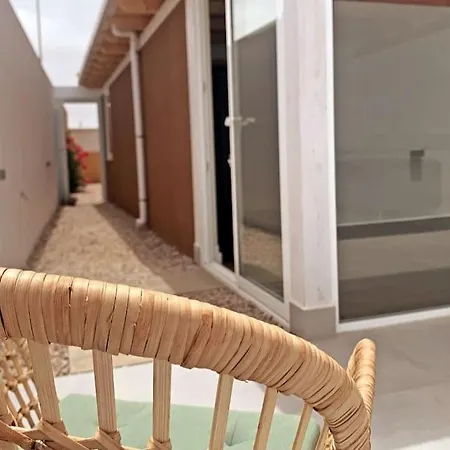 Moderna Casa De Invitados Con Terraza Y Piscina