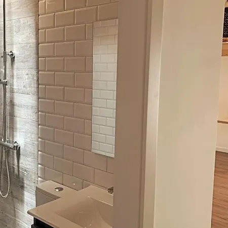 Daire Moderna Casa De Invitados Con Terraza Y Piscina